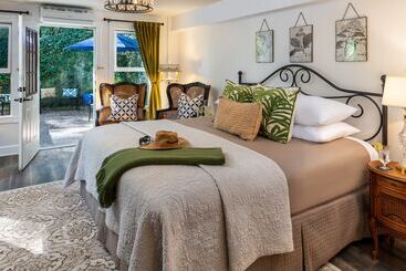 هتل Arsenic And Old Lace Bed & Breakfast Inn