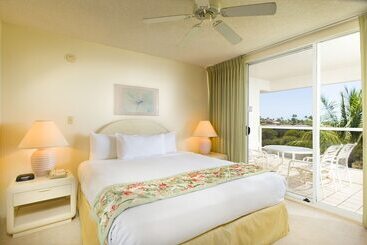 Отель Aston At The Maui Banyan