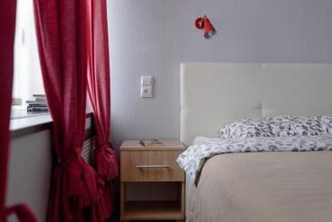 アパートホテル Dekabristov 8