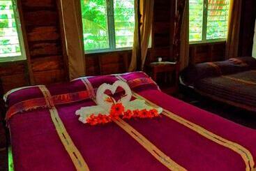 호텔 Martz Farm Treehouses & Cabanas