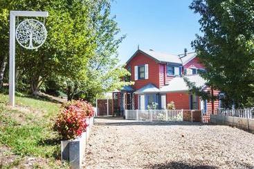 آپارتمانهای توریستها Artee House  A Bright Escape