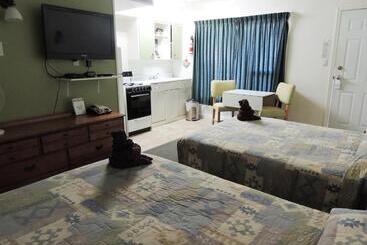 100 Mile Motel & Rv Park