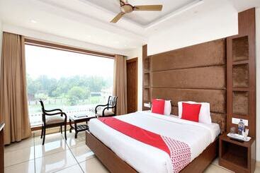 Capital O 17081 Hotel Signia