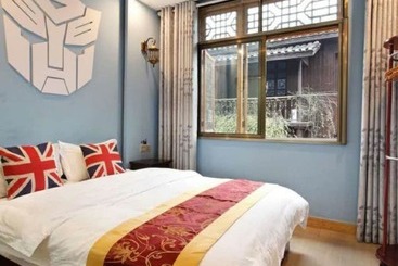 Fenghuang Nanmu Inn No.1