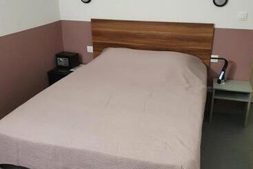 בית מלון כפרי Auberge De La Licorne