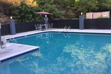 בית מלון כפרי Comfort Suites Nashville Airport   Bna