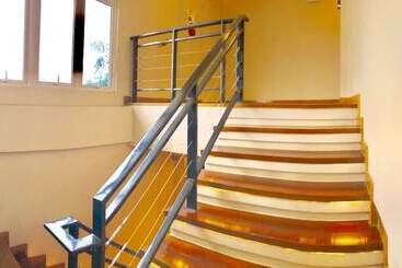 酒店 Two Seasons Executive Suites