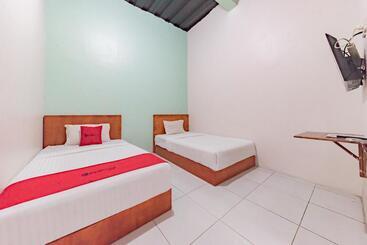 ホテル Reddoorz Near Unsika University Karawang