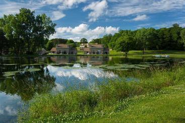 Отель Tamarack And Mirror Lake Resort