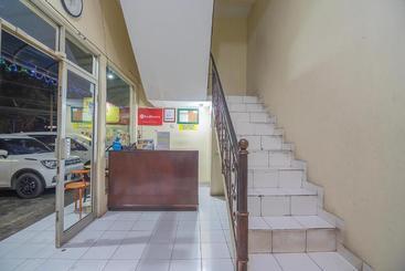 پانسیون Reddoorz Near Setrasari Mall