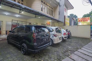 پانسیون Reddoorz Near Setrasari Mall