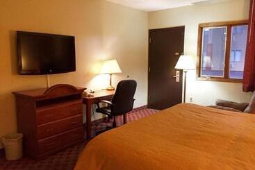 酒店 Badlands Inn & Suites