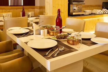 هتل The Lohmod   Near Delhi Airport