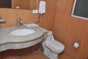 هتل The Lohmod   Near Delhi Airport