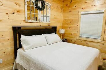 فندق Knotty Squirrel Cabins