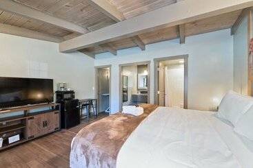 Отель Blue Jay Lodge