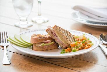 Отель Brass Lantern Inn