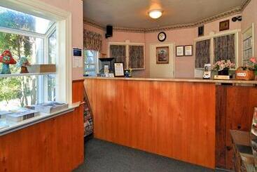 فندق على الطريق Bideawee Inn And Cottages