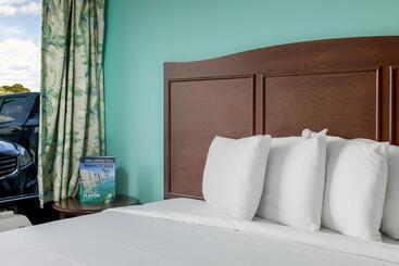 מוטל Bikini Beach Resort