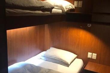 هتل کپسول Onkel Inn Airport Sleepbox