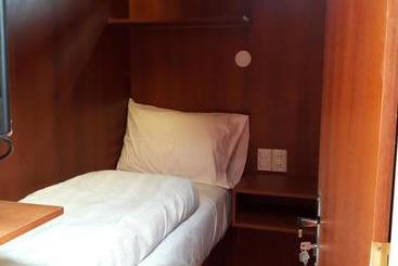 هتل کپسول Onkel Inn Airport Sleepbox