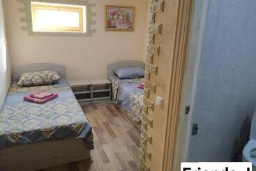 פנסיון Family Guest House   Friends J