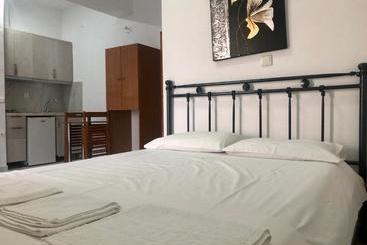 پانسیون Sunset Studios