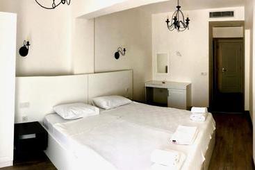 Victoria Hotel And Lounge