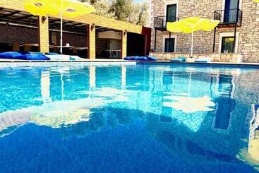 Victoria Hotel And Lounge