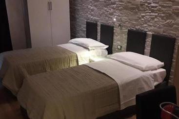 تختخواب و صبحانه A 2 Passi Da