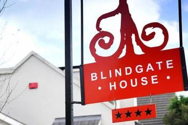پانسیون Blind Gate House