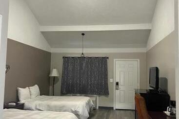 Captain's Lodge Motel