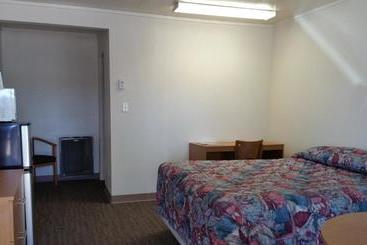 فندق Budget Host Inn