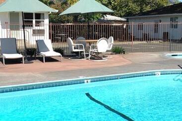 ホテル Carlin's Cottage Court