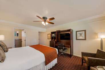 ホテル Clarion Collection Carmel Oaks Inn