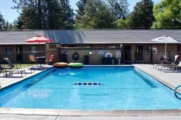 مُتل Cascade Lodge