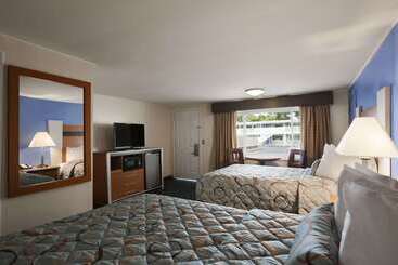 مُتل Days Inn By Wyndham   Cape Cod