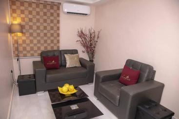 هتل Lushville  & Suites