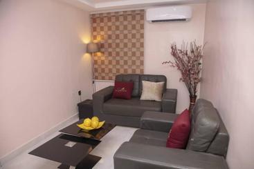 هتل Lushville  & Suites