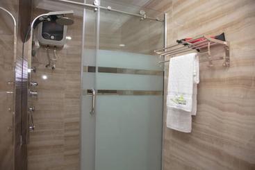 هتل Lushville  & Suites