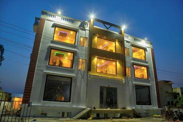 Отель Oyo 29844 Joliday Inn