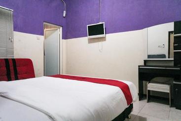 پانسیون Reddoorz Near Alun Alun Batu