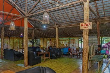 پانسیون Reddoorz Syariah Near Syamsudin Noor Airport 2