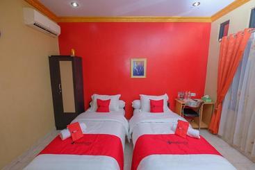 پانسیون Reddoorz Syariah Near Syamsudin Noor Airport 2