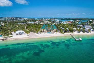 هتل Coco Plum Beach & Tennis Club & Marina