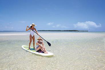 هتل Coco Plum Beach & Tennis Club & Marina