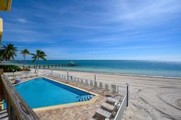 هتل Coco Plum Beach & Tennis Club & Marina