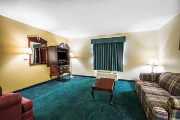 هتل Super 8 By Wyndham Montgomery I65