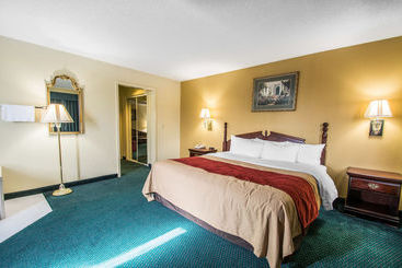 هتل Super 8 By Wyndham Montgomery I65
