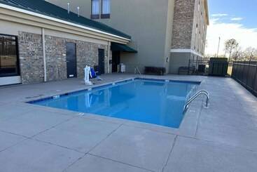 هتل Super 8 By Wyndham Alexandria La